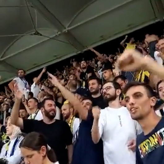 Fenerbahçeli taraftarlar skandalı destekledi: Stadyumda Gülşen’in şarkısını söylediler