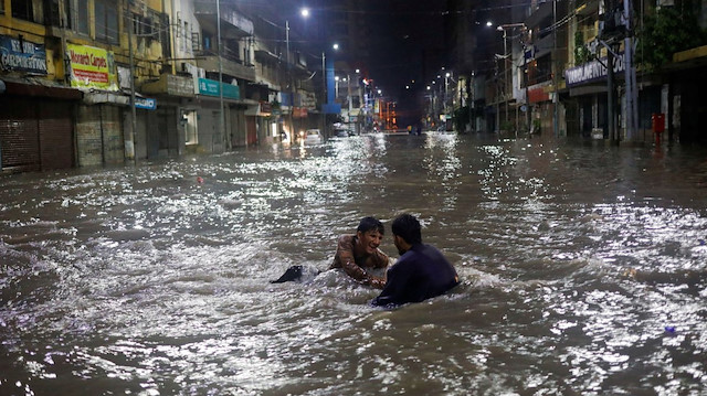 Pakistan'daki sel felaketinde mahsur kalmış insanlar.
