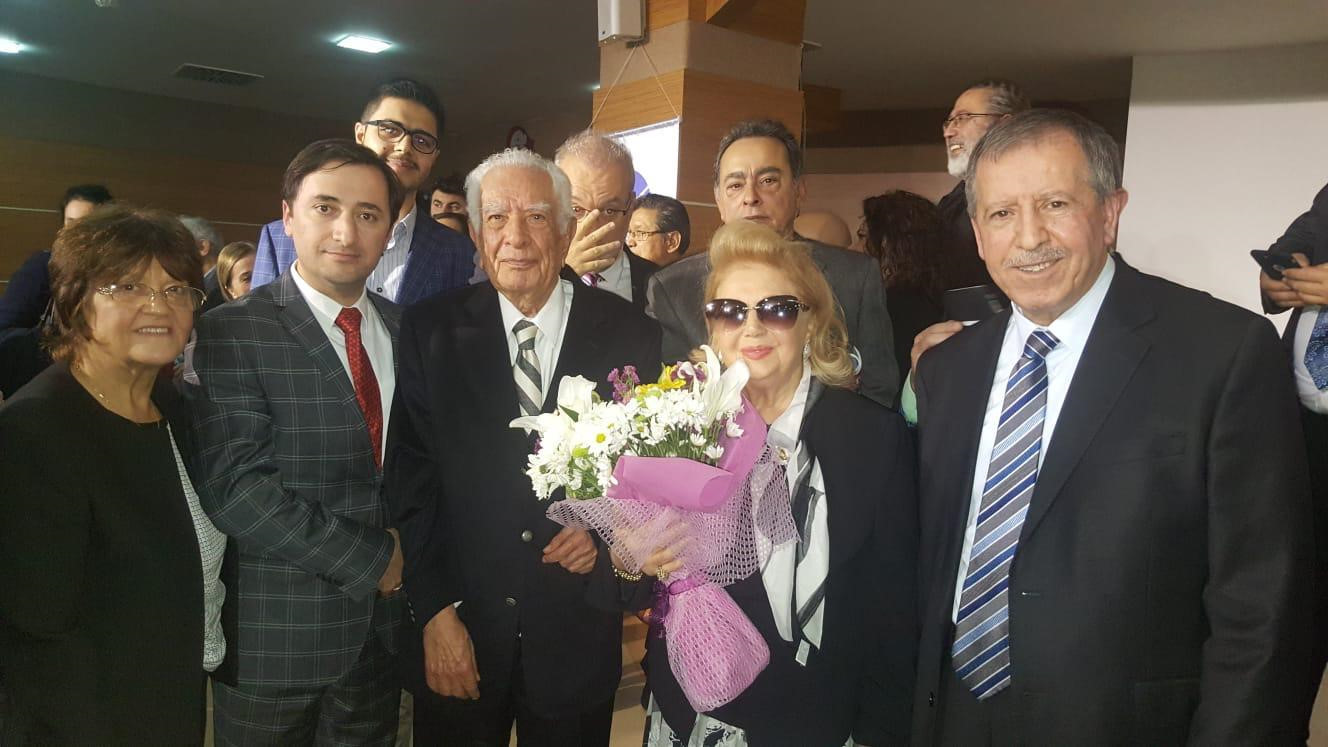 Dr. Nüzhet Ziyal ödül sonrası Akupunktur öğrencileriyle birlikte 