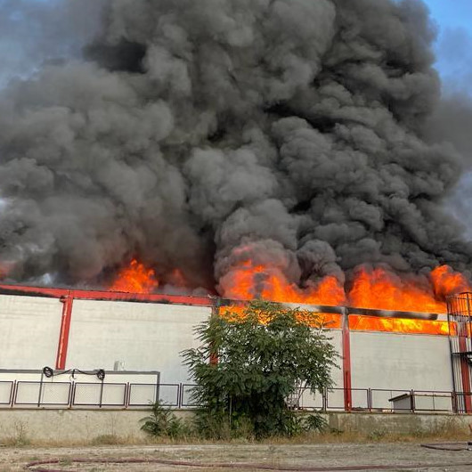 Uşak'ta fabrika yangını: Çok sayıda itfaiye ekibi müdahale ediyor