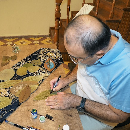 ضابط تركي متقاعد يبدع في الرسم على ورق الشجر