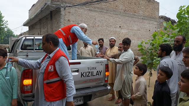 Kızılay’dan Pakistanlı selzedeler için acil insani yardım.
