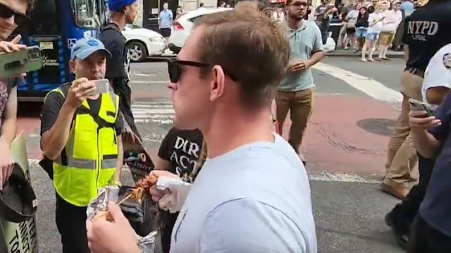 New York’ta veganların karşısında şiş kebap yiyen adam çıldırttı.