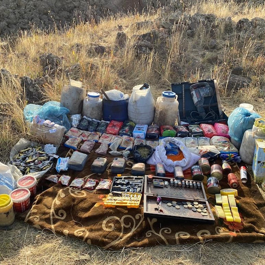 Van’da PKK terör örgütüne ait sığınakta bomba yapımında kullanılan malzeme ele geçirildi