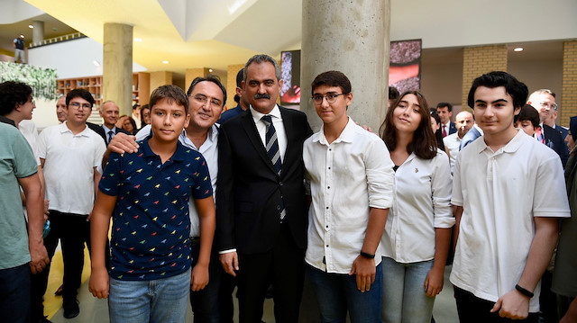 Bakan Özer, Ankara'da yapılan Erman Ilıcak Fen Lisesinin açılış törenine katıldı.