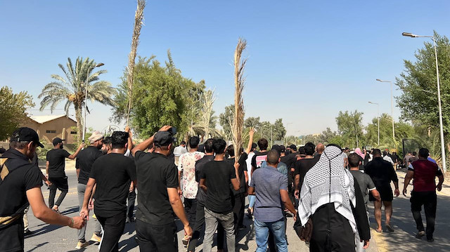 Irak'ta Sadr siyasetten çekildi, destekçileri sokaklara döküldü