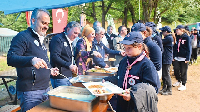 Bursa Büyükşehir Belediye Başkanı Alinur Aktaş kampta gençlere yemek dağıtımı yaptı.