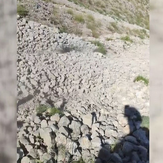 Zirveye yaklaştıklarında olanlar oldu: Taşların sel gibi aktığı anlar kamerada