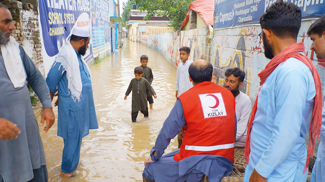 Kızılay, Pakistan’daki bütün  çalışanlarını seferber ederek afet bölgesine yardım ulaştıran ilk kurumlardan biri oldu. 