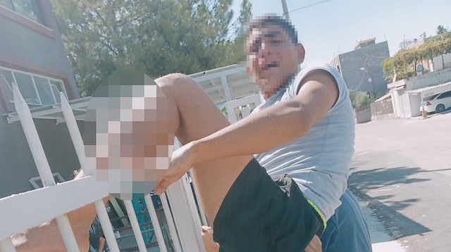 Adana'da bacağına korkuluk demiri saplanan kişi hastaneye kaldırıldı.
