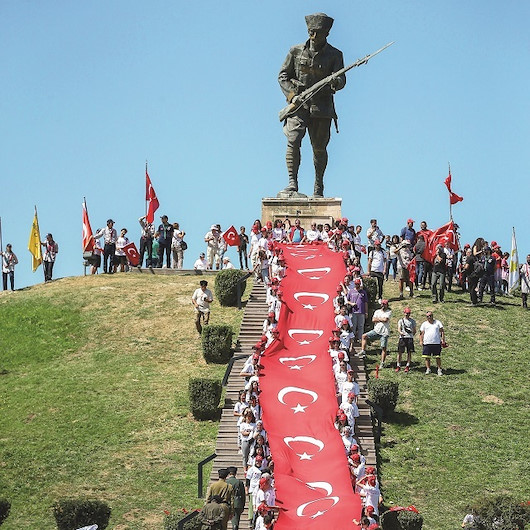 Dumlupınar'da zafer yürüyüşü