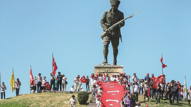 Zafer destanının yazıldığı Dumlupınar'da gençler 3 bin 743 metre uzunluğunda Türk bayrağını taşıdı 