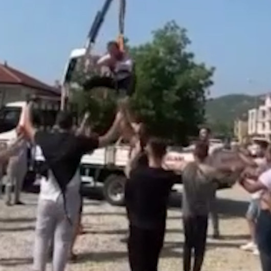 Bursa’da ilginç gelenek: Damadı vinçte sallandırdılar