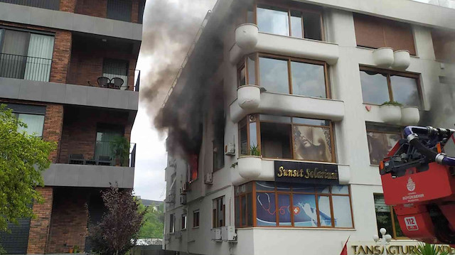 Bakırköy’de güzellik merkezi alev alev yandı