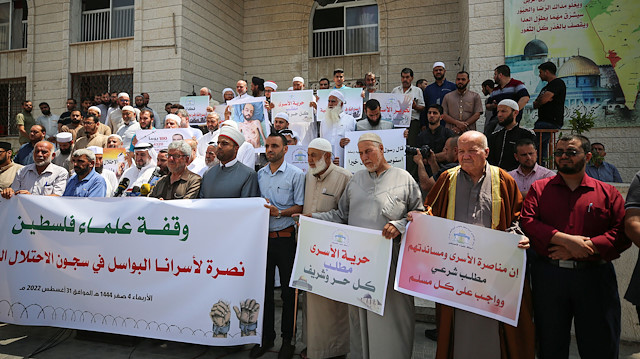 Filistin Alimler Birliği, İsrail hapishanelerinde eylem yapan tutuklulara destek gösterisi düzenledi.