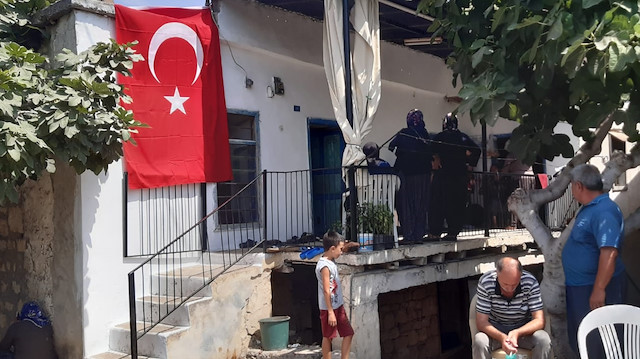 Şehidin babaevinin önüne taziye çadırı kuruldu, çevreye Türk bayrakları asıldı.