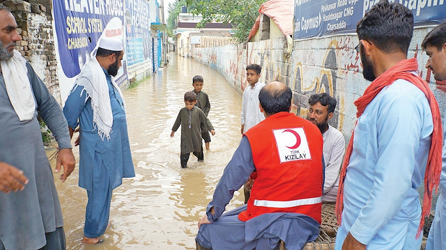 Felaketin ilk gününden beri kardeş ülke Pakistan’ın yanında olan Türkiye, insani yardımlara devam ediyor. 