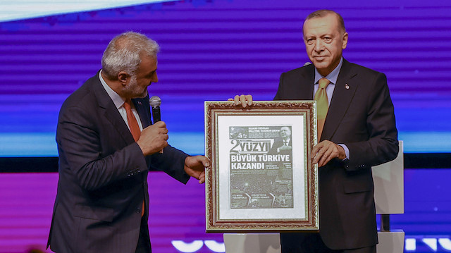 AK Parti İstanbul İl Başkanı Osman Nuri Kabaktepe tarafından Cumhurbaşkanı Erdoğan’a  ‘2. Yüzyıl Gazetesi’ hediye edildi.