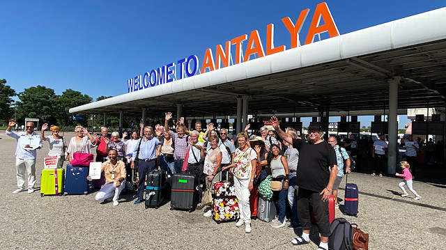 Antalya'ya gelen İsveçli turistler.