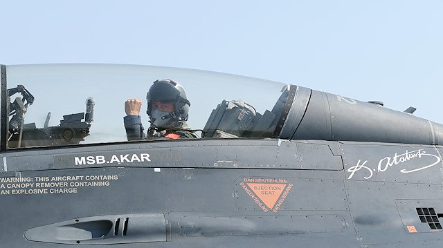 Bakan Akar F-16 kokpitinde