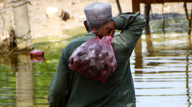 Pakistan'da halk selin izlerini silmeye çalışıyor
