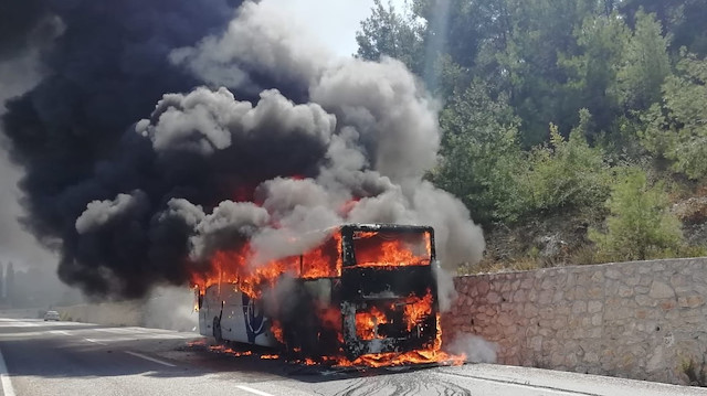 Muğla'da faciadan dönüldü: Otobüs yolcular tahliye edildikten alevlere teslim oldu.