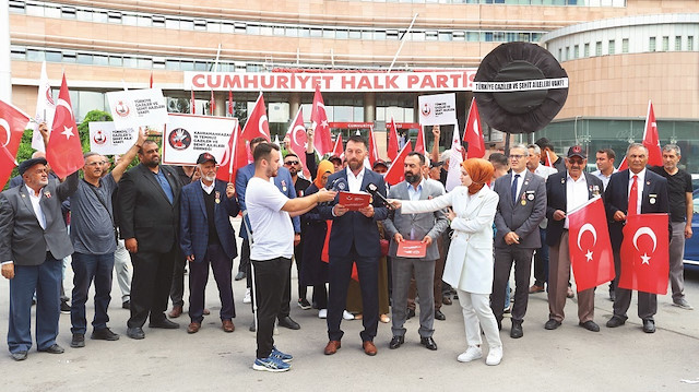 Türkiye Gaziler ve Şehit Aileleri Vakfı (TÜGŞAV) üyeleri, CHP genel merkezi önüne siyah çelenk bıraktı.