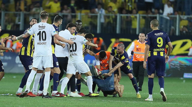 Beşiktaş Haberleri - Maçtan sonra bir taraftar sahaya girip futbolculara saldırdı.