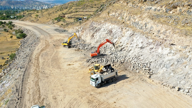 Yol çalışması Hacılar mevkiinde devam ediyor.