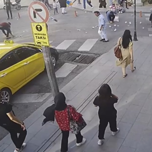 Bankaya götürdüğü paralar rüzgarla savruldu : Yardımına vatandaşlar koştu