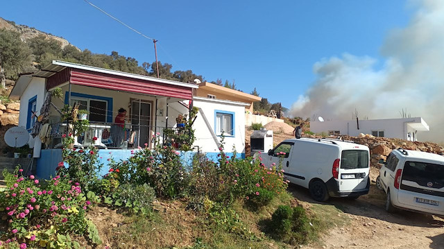 Büyükeceli Mahallesi Karadere mevkisindeki ormanlık alanda henüz belirlenemeyen nedenle yangın çıktı. İhbar üzerine bölgeye Mersin Orman Bölge Müdürlüğüne bağlı hava araçları ve yer ekipleri sevk edildi.<br>