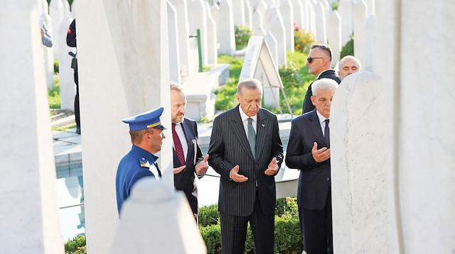 Cumhurbaşkanı Erdoğan,  Bosna-Hersek’in ilk  Cumhurbaşkanı Aliya  İzetbegoviç’in Kovaçi  Şehitliği’ndeki kabrini ziyaret  etti. 