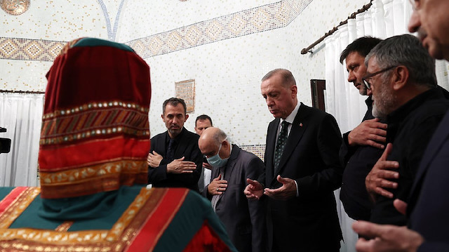 Cumhurbaşkanı Recep Tayyip Erdoğan cemevlerine yönelik provokasyonun ardından Ankara Hüseyin Gazi Cemevi ziyaretinde Alevi Dedeleri ile bir araya gelmişti. 