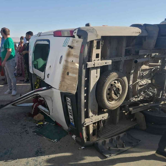 Muş haberleri: Kontrolden çıkan minibüs yan yattı: 13 yaralı