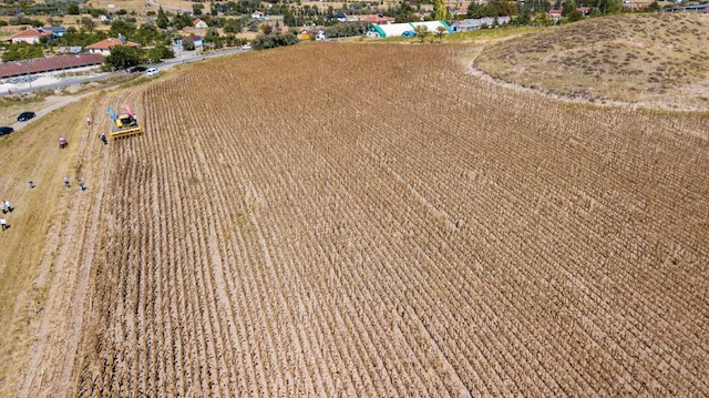 Kahramankazan Belediyesi, tohum ve gübre ile birlikte ekim yapılması için makine ekipman desteğinde bulundu. 