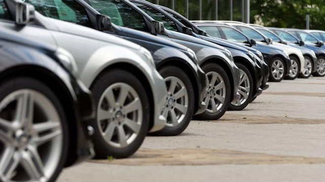 Araba fiyatlarında yaşanan artış sonrasında markaların güncel rakamları merak ediliyor. Ticaret Bakanlığı tarafından yapılan düzenleme ile ikinci el araç için 6 ay 6 bin kilometre kararı sonrası bir miktar geri çekilme yaşandı. Otomobil ve hafif ticari araç pazarı, Ağustos ayında geçen yıla göre yüzde 17,3 daraldı. Bu dönemde 48 bin 336 araç satışı gerçekleşti. Araba alacaklar tarafından güncel fiyatlar araştırılan konular arasında yer alıyor. İşte, 700 bin TL'ye kadar marka marka güncel otomobil fiyatları...