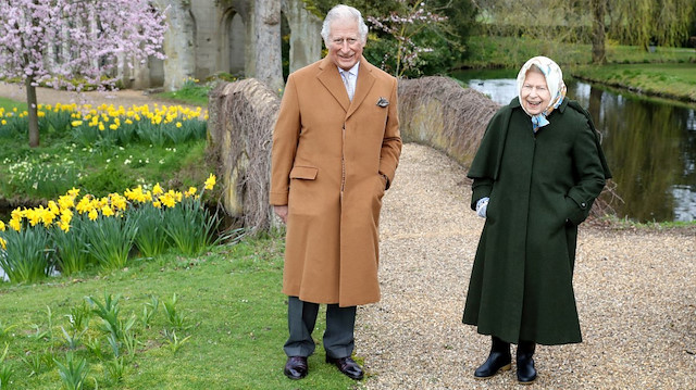 Kral 3. Charles ve annesi Kraliçe 2. Elizabeth