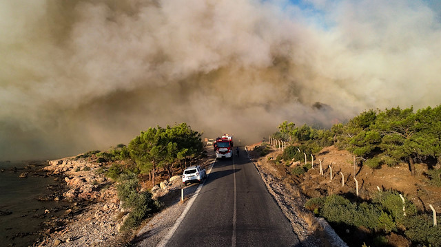 Mersin yangınında ikinci gün: Alevlere müdahaleler devam ediyor
