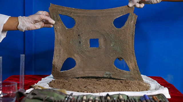 Van'ın Tuşba ilçesinde yaklaşık 2 bin 700 yıl önceden bugüne ulaşan süslemeleri, kerpiç duvarları, taş işlemeleriyle Urartu Krallığı'nın en görkemli yapılarından biri olan kalede, 34 yıldır kazı ve restorasyon çalışmaları yürütülüyor.<br>