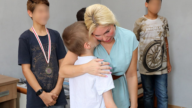 AÜ Rektörü Prof. Dr. Özlenen Özkan, Bursa'da çöp evde uygunsuz koşullarda yaşarken bulunduktan sonra AÜ Hastanesi'nde tedavisi yapılan Cem Muhammet'i devlet koruması altında kaldığı Antalya Aile ve Sosyal Hizmetler İl Müdürlüğü'ne bağlı Antalya Çocuk Evleri Sitesi'nde ziyaret etti. Rektör Özkan'a Aile ve Sosyal Hizmetler İl Müdür Yardımcısı Halil Atik ile Antalya Çocuk Evleri Sitesi yöneticileri ve hocaları eşlik etti.<br>