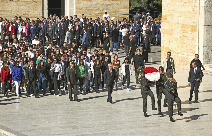 CHP Genel Başkanı Kemal Kılıçdaroğlu, partisinin 99’uncu kuruluş yılı dolayısıyla beraberindeki nheyetle Anıtkabir’i ziyaret etti.