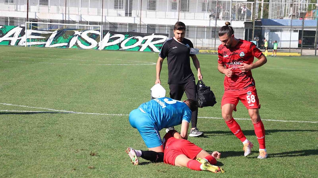 TFF 2.Lig maçında skandal: Futbolcunun dili boğazına kaçtı, hakem oyunu durdurmadı