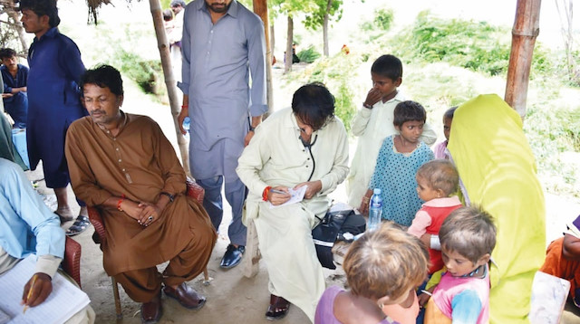 Pakistan'da sel felaketi sonrası, kızamık, ishal, HIV virüsü ve Kovid-19 vakaları çok fazla arttı.