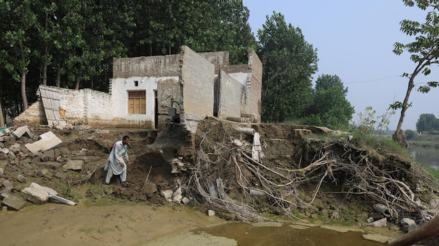 Yağışlar nedeniyle okulların yüzde 40'ı yıkıldı.