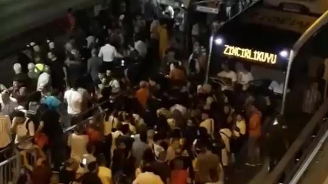 ​Saatlerce metrobüs yolunda kalan İstanbullulardan 'İmamoğlu istifa' sloganları.
