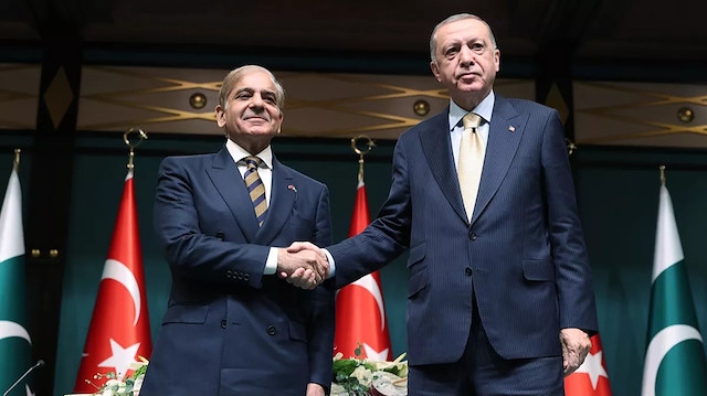 Pakistan Başbakanı Şahbaz Şerif ve Cumhurbaşkanı Recep Tayyip Erdoğan