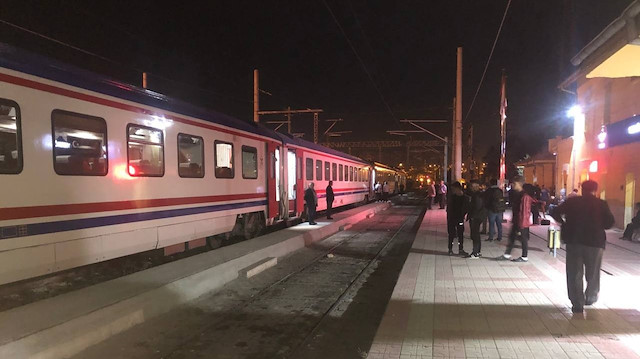 Doğu Ekspresi, Yozgat’ın Yerköy ilçesinde vagonların raydan çıkması sonucu yolda kaldı.