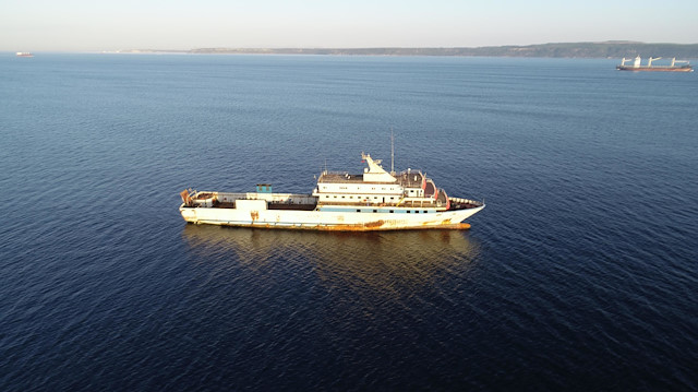 Yunan unsurlarının taciz ateşi açtığı gemi, Çanakkale Boğazı'nda bekletiliyor.
