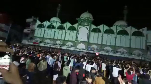 Hindistan'da cami önünde toplanan grup Müslümanları soykırımla tehdit etti