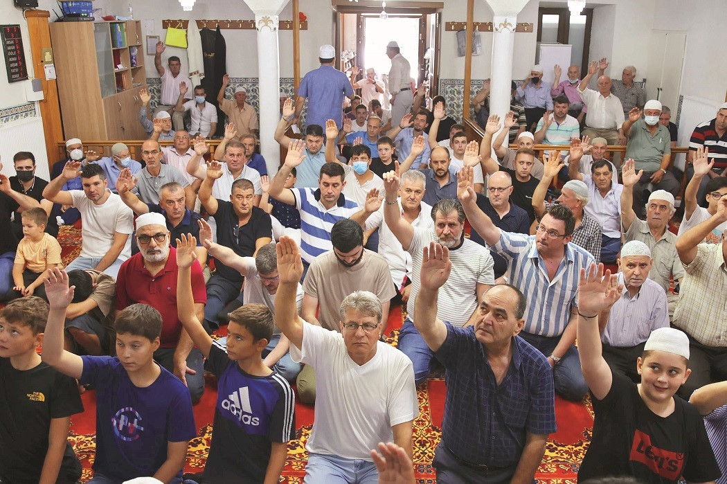 Mustafa Trampa, 83 camide cuma namazı sonrası el kaldırma usulüyle yapılan oylamayla müftülüğe seçildi.